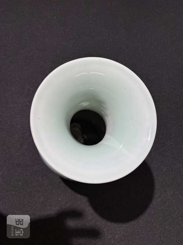 清乾隆 豆青地青花堆白福寿如意纹双戟耳尊 - 图6